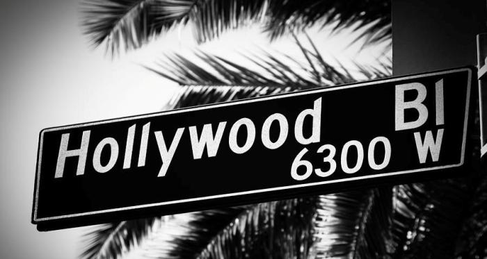 hollywood-boulevard-street-sign-in-black-and-white